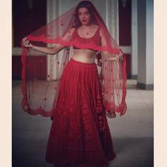 Kajal Aggarwal Photos: गुलाब की पंखुड़ी सी सजी, लाल लिबास में काजल अग्रवाल की अदाएं खूब जंची