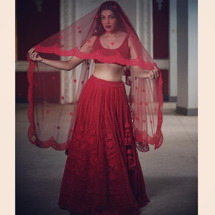 घुंघट ओढ़े खड़ी काजल अग्रवाल की यह तस्वीरें सोशल मीडिया पर चल रही है. काजल की यह तस्वीरें सोशल मीडिया का टेंपरेचर हाई  कर रही हैं.