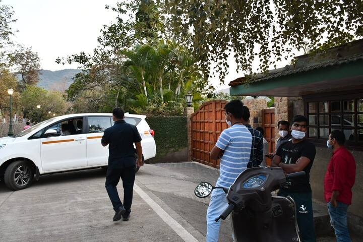 शिबानी और फरहान के वेडिंग वेन्यू पर टाइट सिक्योरिटी देखने को मिल रही है.