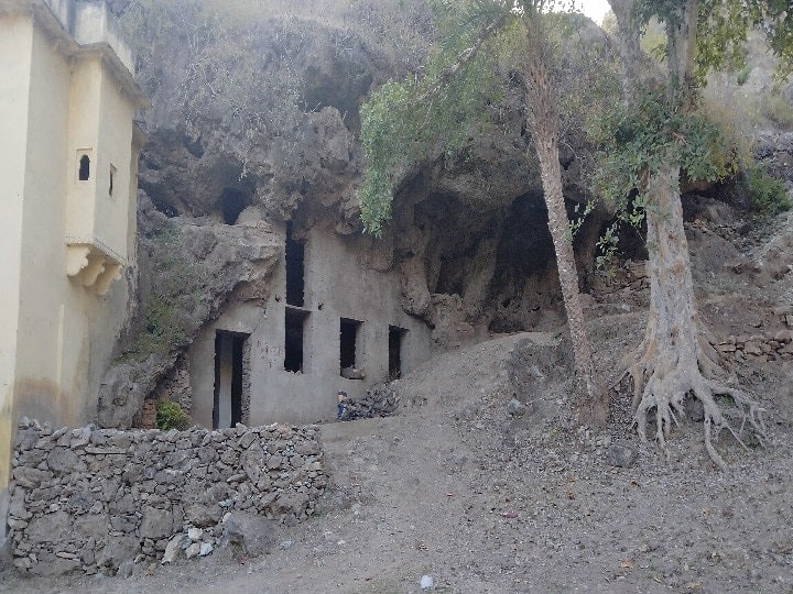 महाराणा प्रताप ने ये प्रतिज्ञा ली थी कि जब तक मेवाड़ आजाद नहीं होगा, वो महलों को छोड़ जंगलों में रहेंगे. इसीलिए महाराणा प्रताप ने इस गुफा को अपना शस्त्रागार बनाने के लिए चुना था.