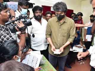 TN Urban Local Body Election 2022 : சிவப்பு நிற காரில், கருப்பு மாஸ்க்... முதல் ஆளாக வந்து வாக்களித்தார் நடிகர் விஜய்!