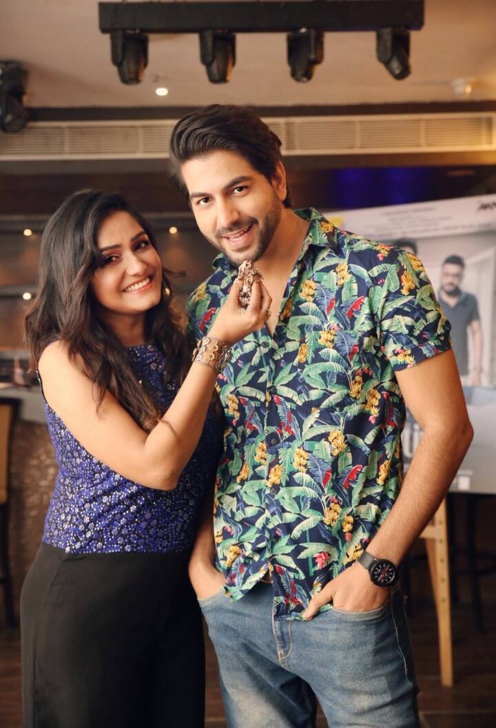 ছবিটির গল্প সম্পর্কে পরিচালক এবিপি লাইভকে বলেছিলেন, 'এক কথায় বলতে এটি একটি প্রতীক্ষার গল্প। চারটে প্রধান চরিত্র। সুনন্দার স্বামী সেনাবাহিনীতে চাকরি করেন। স্বামীর অপেক্ষায় দিন কাটে সুনন্দার। এর মধ্যে একদিন হঠাৎই স্বামী ফোন করে বলেন যে তিনি বাড়ি ফিরছেন, কিন্তু বছর খানেক কেটে গেলেও তিনি ফিরে আসেন না।'