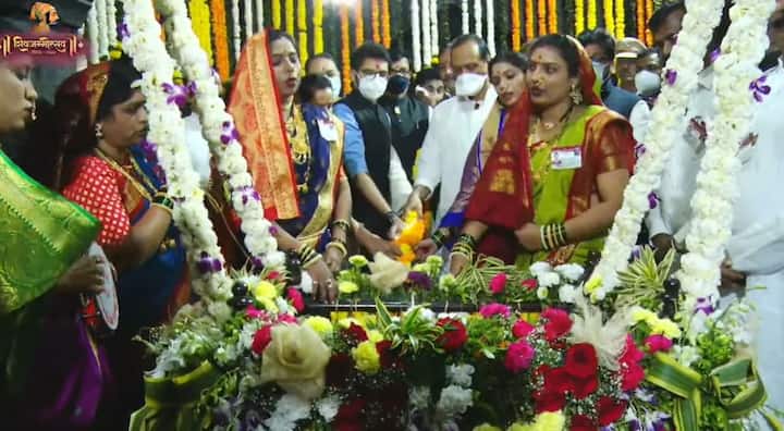 यावेळी काही महिलांनी बाळ शिवबासाठी पाळणा गायला