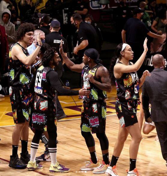 ਐਂਕਰ ਨੇ ਕਿਹਾ, 'ਭਾਰਤ ਦਾ ਬ੍ਰਾਂਡ ਅੰਬੈਸਡਰ...ਇਸ ਬਾਲੀਵੁੱਡ ਸਟਾਰ ਦੇ 38 ਮਿਲੀਅਨ ਤੋਂ ਵੱਧ ਇੰਸਟਾਗ੍ਰਾਮ ਫਾਲੋਅਰਜ਼ ਹਨ..ਉਹ 69ਵੇਂ ਨੰਬਰ 'ਤੇ ਹਨ ਰਣਵੀਰ ਸਿੰਘ।'