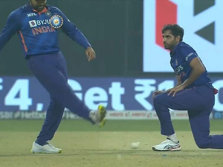 india vs west indies bhuvneshwar kumar dropped catch rohit sharma kick ball 2nd t20 kolkata Watch: Bhuvneshwar Kumar से छूटा कैच तो Rohit Sharma ने गेंद को मारी लात, वायरल हो गया वीडियो