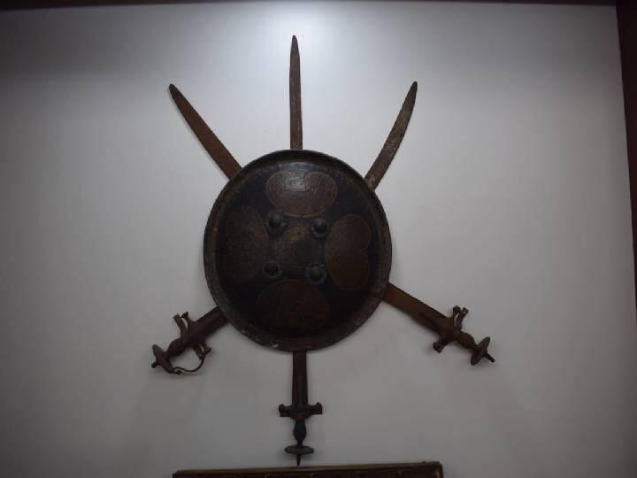 जाधवांकडे 3 हजार शिवराई नाणी आहेत. त्यावर मनुष्याकृती, पशू-पक्षी, हत्यारे, झाडे ते चंद्र-सूर्यापर्यंतची चिन्हे, अशी चित्र काढलेली आहेत. लहान आणि मोठ्या अशा दोन प्रकारात असलेल्या शिवराईपैकी मोठ्या शिवराईचे वजन हे 8 ग्रॅम, तर लहान शिवराईचे वजन 4 ग्रॅम असतं.