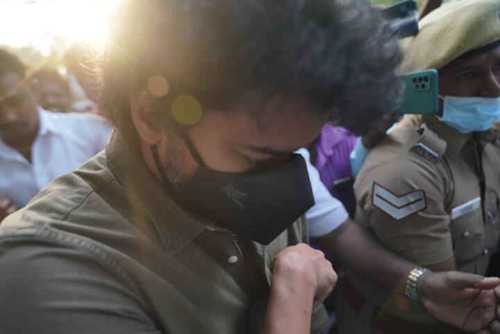 விஜயை காண ரசிகர்கள் குவிந்தனர்