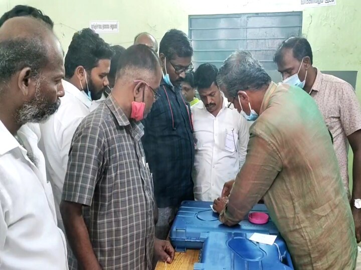 Urban Local Body Election Voting: மெஷினே தப்பு தப்பா இருக்கு.! வாக்கு எந்திரத்துக்கு சீல் வைத்த அதிகாரிகள்!