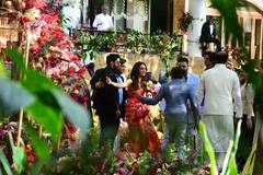 Shibani Dandekar Wedding Look: ना हार ना श्रृंगार ना हाथों में कंगना, अनूठी सी शादी में अलग सी दुल्हन बनीं शिबानी दांडेकर