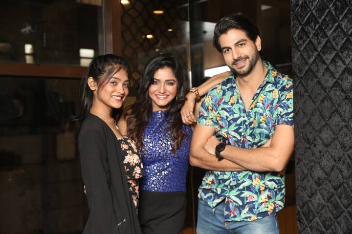 ছবিতে বিভিন্ন মুখ্য চরিত্রে অভিনয় করেছেন সায়ন্তনী গুহ ঠাকুরতা, সাহিল ফুল, অনুষা বিশ্বনাথন, ঈশান মজুমদার।