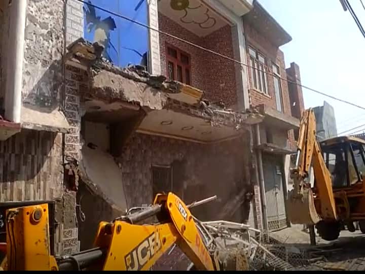 Uttar Pradesh Bareilly smack smuggler and gangster luxurious khouse demolished by administration with bulldozer ANN Uttar Pradesh News: बरेली के स्मैक तस्कर की आलीशान कोठी को प्रशासन ने बुलडोजर से किया जमींदोज, पुलिस ने बताया अवैध