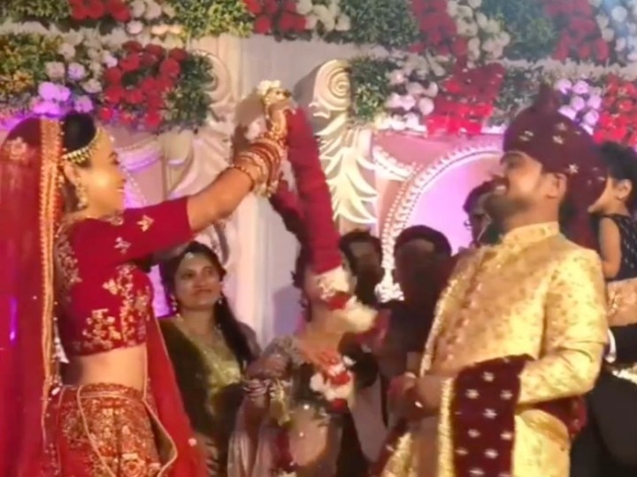 Groom Playing With Bride Then Won Social Media Users Heart Video Viral | Watch: जयमाला के दौरान पहले तो दुल्हन को तंग कर रहा था दूल्हा, फिर किया कुछ ऐसा की जीत Groom Playing With Bride Then Won Social Media Users Heart Video Viral | Watch: जयमाला के दौरान पहले तो दुल्हन को तंग कर रहा था दूल्हा, फिर किया कुछ ऐसा की जीत