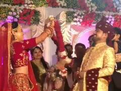 Watch: जयमाला के दौरान पहले तो दुल्हन को तंग कर रहा था दूल्हा, फिर किया कुछ ऐसा की जीत लिया सबका दिल