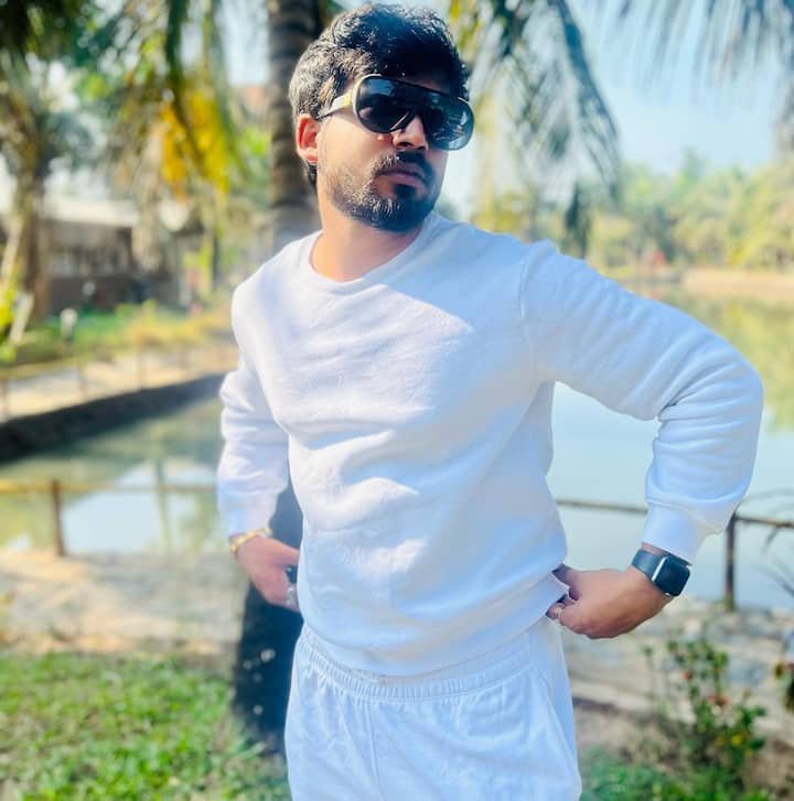 మోడల్ గా కెరీర్ ఆరంభించి బుల్లితెరపై అడుగుపెట్టిన ముఖేష్ గౌడ కన్నడలో 'నాగ కన్నిక' సీరియల్‌లో నటుడిగా పరిచయం అయ్యాడు. తెలుగులో గుప్పెడంత మనసు సీరియల్ తో మంచి క్రేజ్ వచ్చింది. కాలేజీ ఎండీగా , తల్లిపై కోపం, తండ్రిపై ప్రేమ, స్టూడెంట్ ఉన్నతి కోసం ప్రేమగా తపించే లెక్చరర్ గా రిషి నటనకు ఫుల్ మార్క్స్ పడ్డాయి.