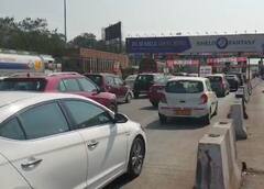 मुंबई-पुणे एक्स्प्रेसवर वाहतूक कोंडी, उर्से टोलनाक्याजवळ वाहनांच्या रांगा