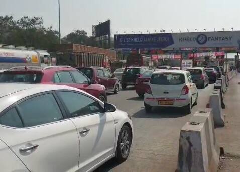 मुंबई-पुणे एक्स्प्रेसवर वाहतूक कोंडी, उर्से टोलनाक्याजवळ वाहनांच्या रांगा