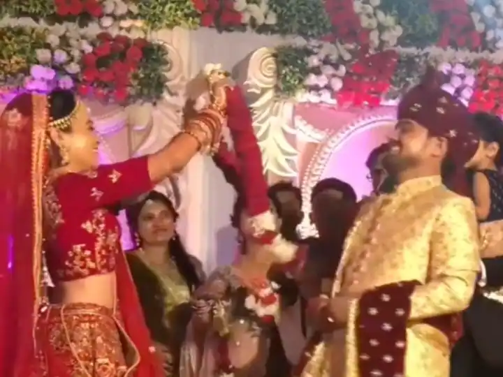 Watch : ਜੈਮਾਲਾ ਦੌਰਾਨ ਪਹਿਲਾਂ ਤਾਂ ਲਾੜੀ ਨੂੰ ਤੰਗ ਕਰ ਰਿਹਾ ਸੀ ਲਾੜਾ, ਫਿਰ ਕੀਤਾ ਕੁਝ ਅਜਿਹਾ ਜਿੱਤ ਲਿਆ ਸਾਰਿਆਂ ਦਾ ਦਿਲ