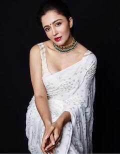 Nehha Pendse Photos: व्हाइट ड्रेस में अदाएं बिखेरती किसी अप्सरा से कम नहीं लगती हैं 'अनीता भाबी' नेहा पेंडसे