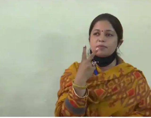 ਕਾਂਗਰਸੀ ਉਮੀਦਵਾਰ ਅਤੇ ਅਦਾਕਾਰ ਸੋਨੂੰ ਸੂਦ ਦੀ ਭੈਣ ਮਾਲਵਿਕਾ ਸੂਦ ਨੇ ਵੀ ਸਰਕਾਰੀ ਕੰਨਿਆ ਸੀਨੀਅਰ ਸੈਕੰਡਰੀ ਸਕੂਲ ਮੋਗਾ ਵਿਖੇ ਆਪਣੀ ਵੋਟ ਪਾਈ।