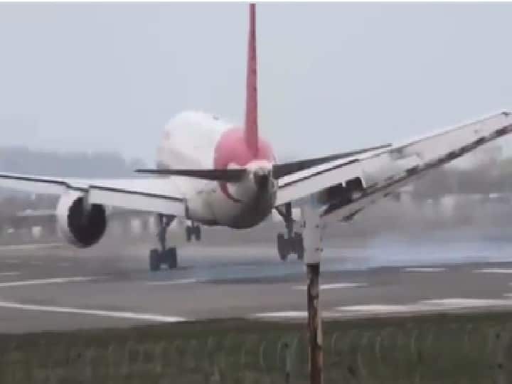 Pilots of this Air India flight managed to land their B787 Dreamliner aircraft with ease into London Heathrow yesterday afternoon Storm Eunice VIDEO : जिगरबाज...! प्रचंड तुफानात विमानाचं लॅण्डिंग केलं; भारतीय पायलटचं होतंय कौतुक, व्हिडीओ व्हायरल