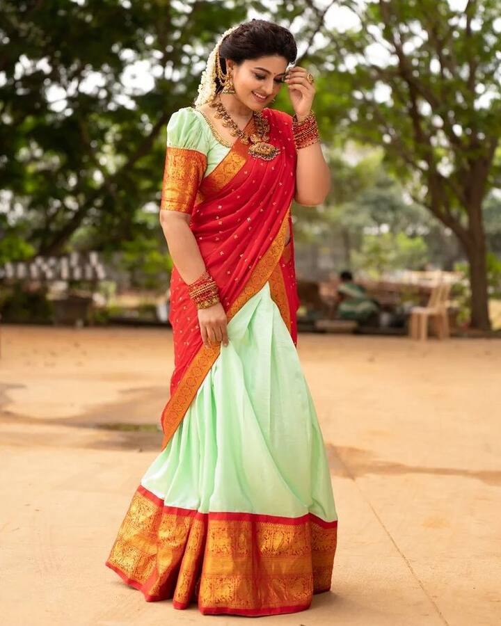 செவ்வந்தி பூவில் நடுவில் பார்த்தேன் ..