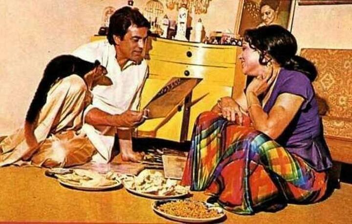 हेमा मालिनी से शादी के लिए धर्मेंद्र ने अपनी पहली पत्नी से डिवोर्स नहीं लिया था. हेमा से शादी के बाद भी धर्मेंद्र ही अपने पहले परिवार के मुखिया रहे.