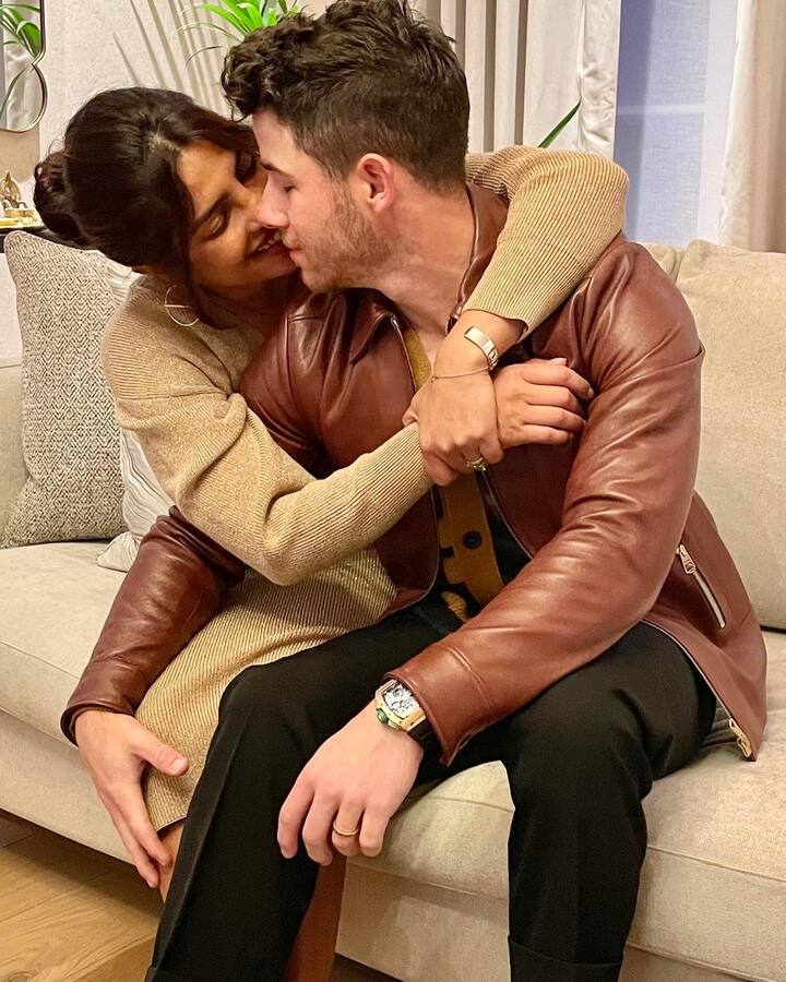 Priyanka Chopra-Nick Jonas: प्रियंका चोपड़ा और निक जोनस ने साल 2018 में धूम-धाम से शादी की थी. मीडिया रिपोर्ट्स के मुताबिक, शादी के बाद निक ने प्रियंका चोपड़ा को तोहफे में एक मर्सिडीज मेबैक दी थी, जिसकी कीमत 2 करोड़ रुपए है.