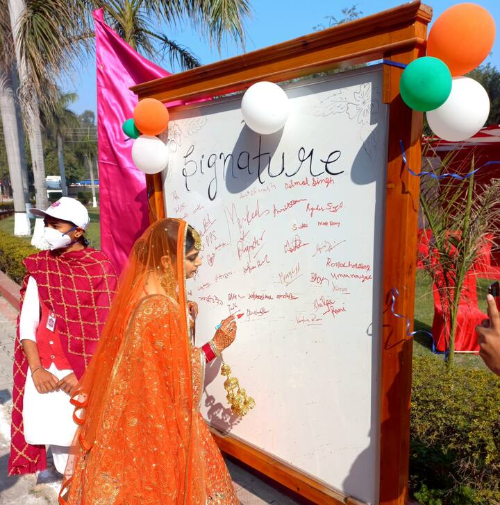 ਵੋਟ ਪਾਉਣ ਦੌਰਾਨ ਲਾੜੀ ਨੇ ਬੋਰਡ 'ਤੇ ਕੀਤੇ ਸਾਈਨ