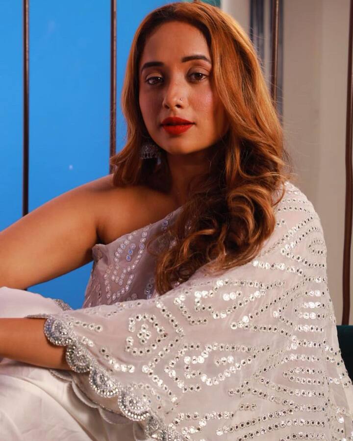 हाल ही में रानी चटर्जी ने जो तस्वीरें शेयर की हैं. इसमें वो व्हाइट कलर की कोल्ड शोल्डर आउटफिट पहने हुए नजर आ रही हैं. जिसमें वो बेहद ही स्टनिंग दिखाई दे रही हैं.