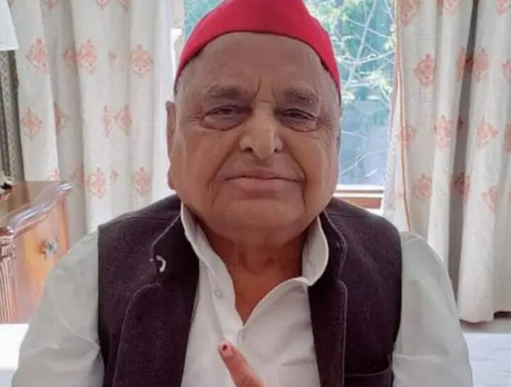 સમાજવાદી પાર્ટીના સ્થાપક અને સંરક્ષક મુલાયમ સિંહ યાદવ પોતાનો મત આપવા માટે સૈફઈના જસવંતનગર મતદાન મથક પર પહોંચ્યા.