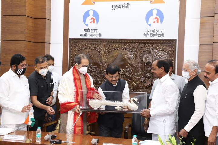 ఉద్ధవ్ ఠాక్రే అధికార నివాసమైన ముంబయిలోని 'వర్ష'కు సీఎం కేసీఆర్ ఆదివారం మ‌ధ్యాహ్నం చేరుకున్నారు. అక్కడ ఆయనకు ఘన స్వాగతం లభించింది.