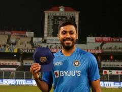 Ind vs WI, 3rd T20I: Avesh Khan Receives Maiden India Cap From Bhuvneshwar Kumar, BCCI Shares Video