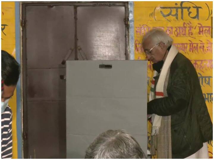 कांग्रेस के वरिष्ठ नेता सलमान खुर्शीद भी संडे को वोट डालने पहुंचे. उन्होंने पत्नी के साथ मतदान किया. उनकी पत्नी लुईस खुर्शीद फर्रुखाबाद सदर से प्रत्याशी भी हैं.