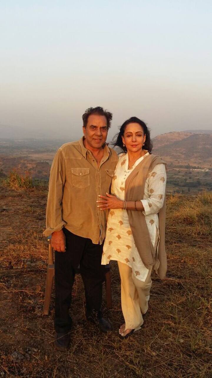 हेमा मालिनी ने एक मजेदार किस्सा बताया था. उन्होंने कहा था कि, 'मुझे याद है जब हम कार में जाते थे, तो मेरे पिता तुरंत मेरे बाजू वाली सीट पर बैठ जाते थे. ताकि धर्मेंद्र वहां न बैठें. लेकिन धरम जी भी कम नहीं थे, वो दूसरे बाजू की सीट पर बैठ जाते थे.'
