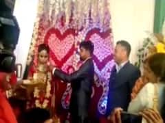 जयमाला के बाद दुल्हन ने पहले फेंकी मिठाई, फिर ऐसे की दूल्हे की बेइज्जती