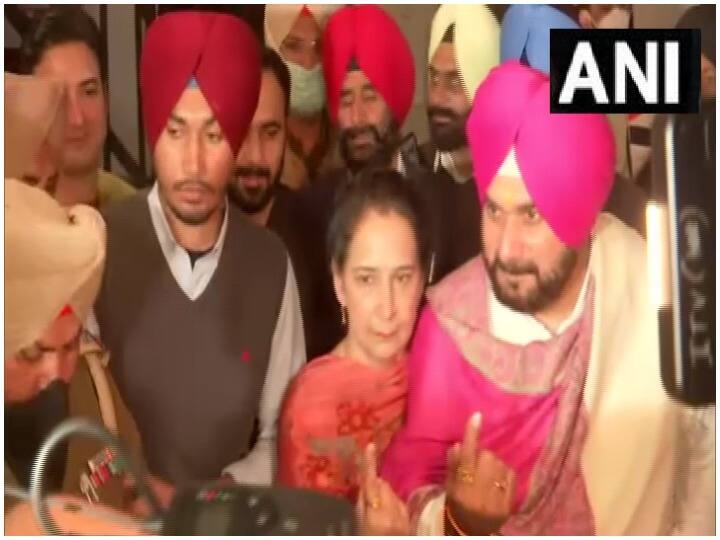 पंजाब कांग्रेस के अध्यक्ष नवजोत सिंह सिद्धू और उनकी पत्नी नवजोत कौर सिद्धू ने अमृतसर में स्वामी सत्यानंद कॉलेज पोलिंग बूथ पर वोट डाला.