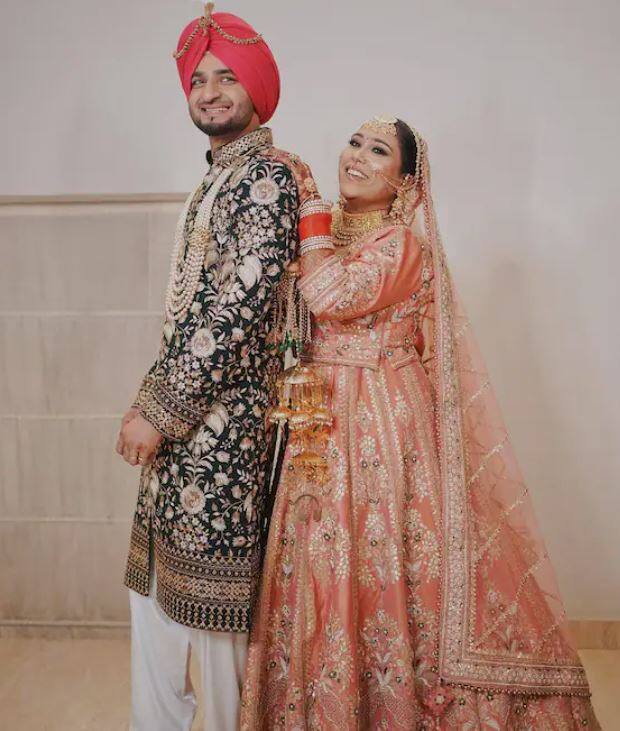 ਅਫਸਾਨਾ ਨੇ ਹਲਦੀ ਅਤੇ ਮਹਿੰਦੀ ਸੈਰੇਮਨੀ ਦੀਆਂ ਕੁਝ ਤਸਵੀਰਾਂ ਵੀ ਸ਼ੇਅਰ ਕੀਤੀਆਂ ਹਨ। ਜੋ ਪੋਸਟ ਹੁੰਦੇ ਹੀ ਵਾਇਰਲ ਹੋ ਗਿਆ। ਅਫਸਾਨਾ ਹਲਦੀ ਅਤੇ ਮਹਿੰਦੀ ਦੇ ਫੰਕਸ਼ਨ 'ਚ ਕਾਫੀ ਖੁਸ਼ ਨਜ਼ਰ ਆ ਰਹੀ ਸੀ। ਉਹ ਆਪਣੇ ਸਾਰੇ ਫੰਕਸ਼ਨ ਦਾ ਬਹੁਤ ਆਨੰਦ ਲੈ ਰਹੀ ਸੀ।