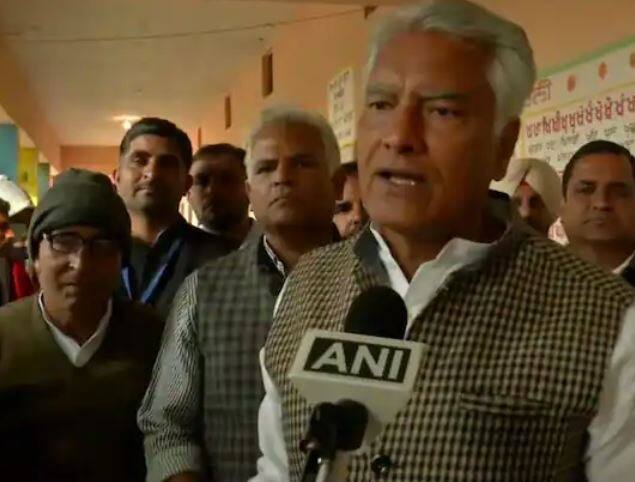 ਕਾਂਗਰਸੀ ਆਗੂ ਸੁਨੀਲ ਜਾਖੜ ਅਬੋਹਰ ਦੇ ਪੰਜਕੋਸੀ ਦੇ ਪੋਲਿੰਗ ਬੂਥ ਨੰਬਰ 126-128 'ਤੇ ਵੋਟ ਪਾਉਂਦੇ ਹੋਏ। ਜਾਖੜ ਨੇ ਕਿਹਾ ਕਿ ਮੈਨੂੰ ਯਕੀਨ ਹੈ ਕਿ ਪੰਜਾਬ ਦੇ ਵੋਟਰ ਪੰਜਾਬ ਨੂੰ ਵੰਡਣ ਅਤੇ ਰਾਜ ਕਰਨ ਦੇ ਸੁਪਨੇ ਦੇਖਣ ਵਾਲਿਆਂ ਨੂੰ ਮੂੰਹ ਤੋੜਵਾਂ ਜਵਾਬ ਦੇਣਗੇ।