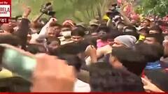 Anish Murder Case: আনিসের মৃত্যুতে পুলিশকে ঘিরে ধরে বিক্ষোভ গ্রামবাসীদের, ঘটনাস্থল ছেড়ে বেরিয়ে যেতে বাধ্য হলেন পুলিশ। Bangla News