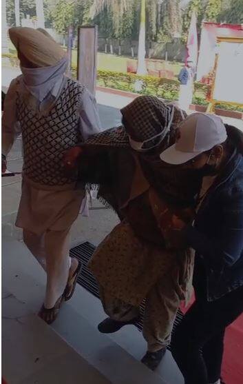 ਲੋਕਤੰਤਰ ਦਾ ਸਭ ਤੋਂ ਵੱਡਾ ਤਿਓਹਾਰ ਚੋਣਾਂ। ਪੰਜਾਬ 'ਚ ਵਿਧਾਨ ਸਭਾ ਚੋਣਾਂ ਦੀਆਂ 117 ਵਿਧਾਨਸਭਾ ਸੀਟਾਂ ਲਈ ਵੋਟਰ ਮਤਦਾਨ ਕਰ ਰਹੇ ਹਨ । 1304 ਉਮੀਦਵਾਰਾਂ ਦੀ ਕਿਸਮਤ ਅੱਜ ਈਵੀਐੱਮ 'ਚ ਬੰਦ ਹੋ ਜਾਵੇਗੀ। ਜਿਹਨਾਂ ਦਾ ਫੈਸਲਾ 10 ਮਾਰਚ ਨੂੰ ਸਭ ਦੇ ਸਾਹਮਣੇ ਹੋਵੇਗਾ।