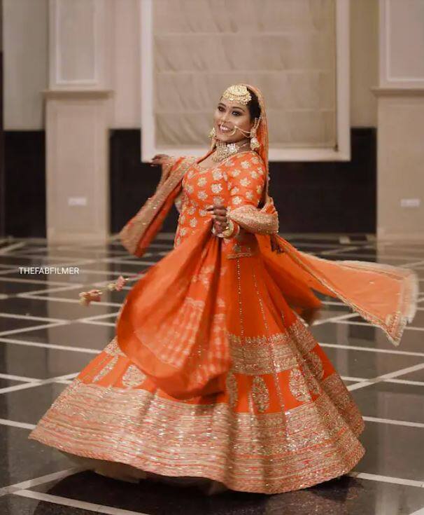 ਤਸਵੀਰਾਂ ਸ਼ੇਅਰ ਕਰਦੇ ਹੋਏ ਅਫਸਾਨਾ ਨੇ ਲਿਖਿਆ- ਸਾਡੀ ਖੁਸ਼ੀ ਹੁਣ ਸ਼ੁਰੂ ਹੁੰਦੀ ਹੈ। ਅਫਸਾਨਾ ਦੀ ਪੋਸਟ 'ਤੇ ਸੈਲੇਬਸ ਕਮੈਂਟ ਕਰ ਰਹੇ ਹਨ ਅਤੇ ਉਸ ਨੂੰ ਵਿਆਹ ਦੀ ਵਧਾਈ ਦੇ ਰਹੇ ਹਨ। ਪੰਜਾਬੀ ਗਾਇਕ ਦਿਲਜੋਤ ਨੇ ਲਿਖਿਆ- ਤੁਸੀਂ ਬਹੁਤ ਖੂਬਸੂਰਤ ਲੱਗ ਰਹੇ ਹੋ। ਵਧਾਈਆਂ। ਇਸ ਦੇ ਨਾਲ ਹੀ ਕਈ ਪ੍ਰਸ਼ੰਸਕਾਂ ਨੇ ਲਿਖਿਆ ਹੈ- ਹੈਪੀ ਮੈਰਿਜ।