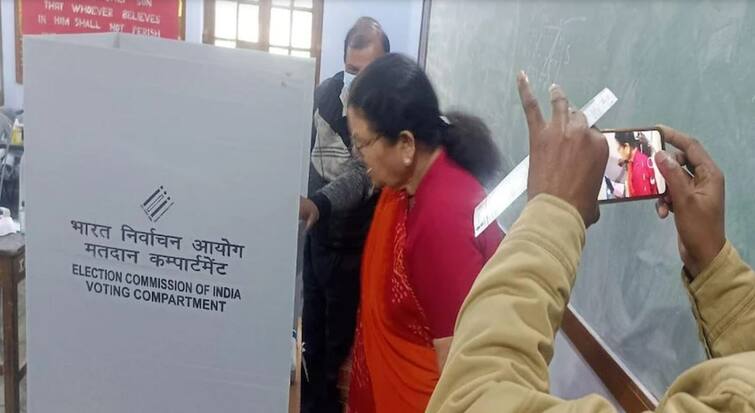 UP Elections 2022: FIR against Kanpur Mayor for flouting voting rule check details UP Elections 2022: કાનપુરના મેયરે તોડ્યો નિયમ, વોટ આપતો ફોટો કર્યો શેર, DMએ આપ્યો FIR નો આદેશ
