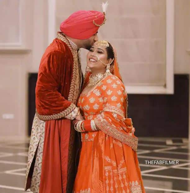 ਅਫਸਾਨਾ ਦੇ ਵਿਆਹ ਦੀਆਂ ਤਸਵੀਰਾਂ ਪੋਸਟ ਹੁੰਦੇ ਹੀ ਵਾਇਰਲ ਹੋ ਗਈਆਂ ਹਨ। ਅਫਸਾਨਾ ਨੇ ਵਿਆਹ 'ਚ ਪਿੰਕ ਕਲਰ ਦਾ ਲਹਿੰਗਾ ਪਾਇਆ ਸੀ। ਦੂਜੇ ਪਾਸੇ ਸਾਜ ਨੇ ਹਰੇ ਰੰਗ ਦੀ ਸ਼ੇਰਵਾਨੀ ਪਹਿਨੀ ਸੀ।