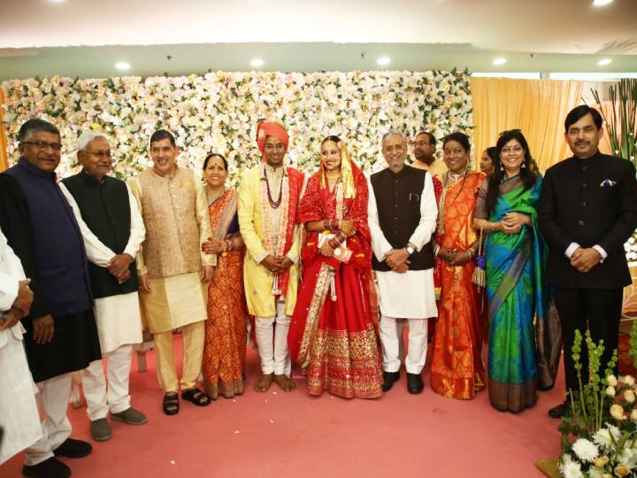 Sushil Kumar Modi younger son Akshay got married in Noida with swati, know what his new daughter-in-law does ann Sushil Kumar Modi’s Son Wedding: नोएडा में हुई सुशील कुमार मोदी के छोटे बेटे की शादी, जानें क्या करती हैं उनकी नई बहू