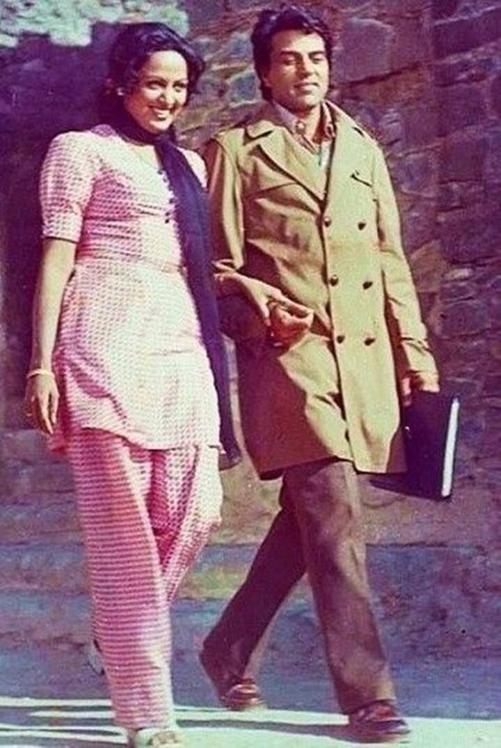 हेमा मालिनी ने बताया था कि जब उनके पिता को पता चला कि वह और धर्मेंद्र एक दूसरे के साथ रिलेशनशिप में हैं तो वह उनके साथ फिल्म के सेट पर भी पहुंच जाया करते थे. पहले सिर्फ उनकी मां ही सेट पर जाया करती थीं.