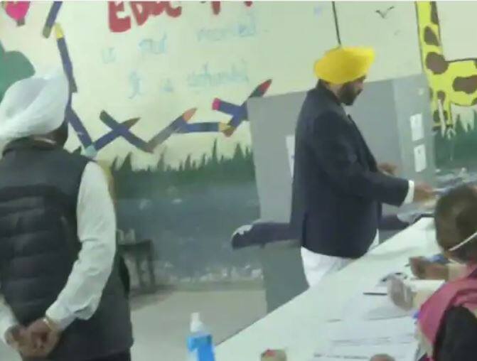 Punjab Elections: ਪੰਜਾਬ ਦੀਆਂ 117 ਵਿਧਾਨ ਸਭਾ ਸੀਟਾਂ ਲਈ ਵੀ ਵੋਟਿੰਗ ਚੱਲ ਰਹੀ ਹੈ। ਇਸ ਦੌਰਾਨ ਕਈ ਵੱਡੇ ਆਗੂਆਂ ਨੇ ਵੀ ਆਪਣੀ ਵੋਟ ਦਾ ਇਸਤੇਮਾਲ ਕੀਤਾ। ਇਸੇ ਕੜੀ ਵਿੱਚ ਆਮ ਆਦਮੀ ਪਾਰਟੀ ਦੇ ਸੀਐਮ ਫੇਸ ਭਗਵੰਤ ਮਾਨ ਨੇ ਮੋਹਾਲੀ ਵਿੱਚ ਆਪਣੀ ਵੋਟ ਪਾਈ ਹੈ।