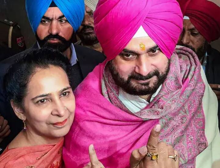 પંજાબ કોંગ્રેસના અધ્યક્ષ નવજોત સિંહ સિદ્ધુ તેમની પત્ની સાથે મતદાન કરવા પહોંચ્યા હતા. મતદાન કર્યા બાદ તેમણે લોકોને સાવચેતીપૂર્વક મતદાન કરવાની અપીલ કરી હતી.