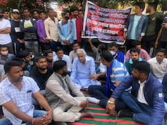 Rajasthan: फिर घरने पर बैठे BJP सांसद किरोड़ी लाल मीणा, गैंगरेप पीड़िता के लिए मांगा इंसाफ  