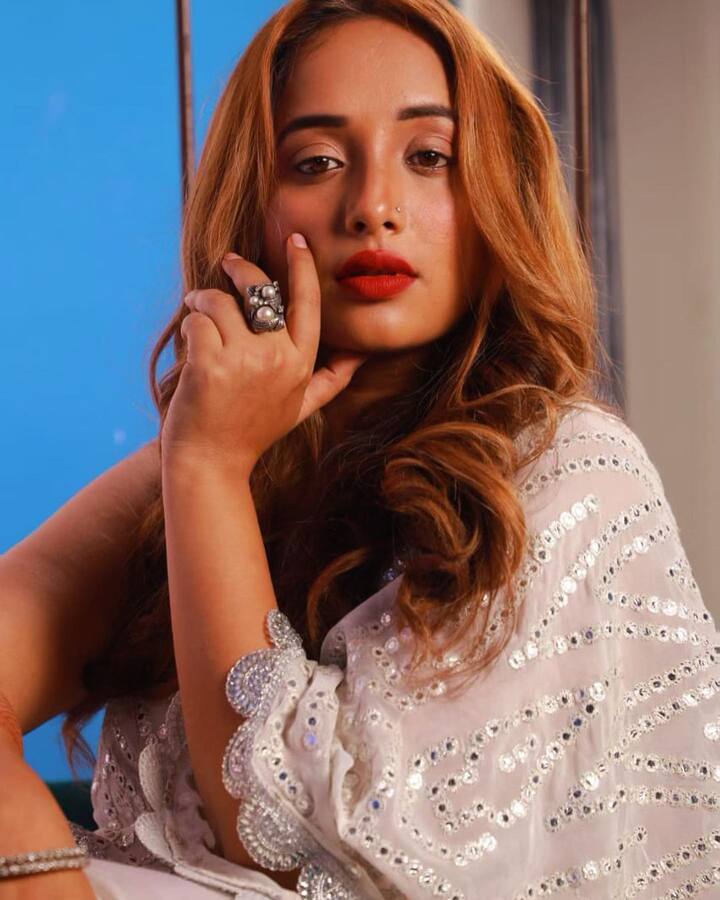 सबसे ज्यादा रानी चटर्जी के लुक में जिस चीज ने चार चांद लगाए हैं वो है उनकी रेड लिप्सटिक और वेबी हेयर.