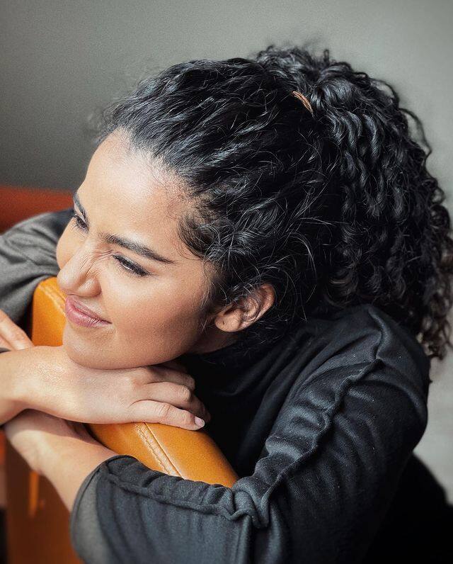 తొలి సినిమాతోనే ప్రేక్షకులను ఆకట్టుకుంది. ఆమె ఉంగరాల జుట్టు, క్యూట్ లుక్స్ కి యూత్ ఫిదా అయింది. (Photo Courtesy : Anupama Parameswaran Instagram)